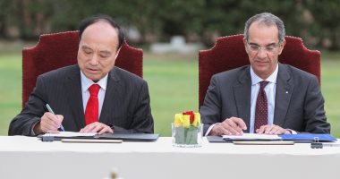 وزير الاتصالات وهولين زاو يوقعان عقد استضافة مصر للمؤتمر العالمى لاتصالات الراديو.. صور