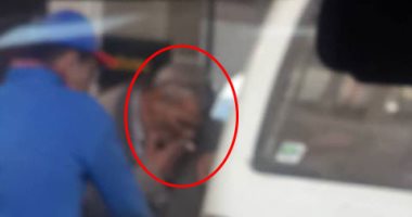 قارئ يشارك بصور لسائق يشعل سيجارة داخل "بنزينة" فى الإسكندرية