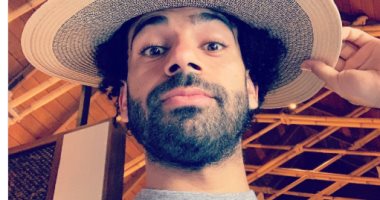 بعد دوشة المعجبات.. محمد صلاح مرتديا قبعة فى صورة سيلفى 
