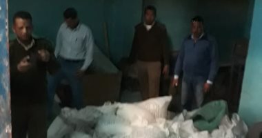 صور.. إحباط محاولة تهريب 2.1 طن دقيق بلدى قبل بيعها بالسوق السوداء بسوهاج