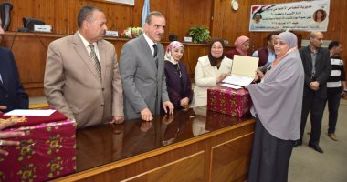 محافظ أسيوط يكرم الأمهات المثاليات وأمهات الشهداء فى احتفالات عيد الأم