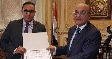 عمر مروان يكرم الموظفين المتميزين عن فبراير 2019 بوزارة شئون مجلس النواب