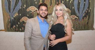 صور.. محمد رشاد وعروسته مى حلمى فى أول حفل غنائى له بعد زفافهما 