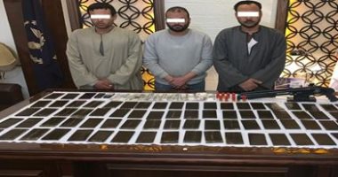 ضبط 3 أصدقاء يروجون الحشيش على الشباب بالقليوبية