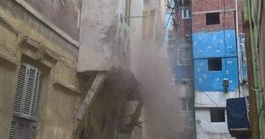 الحماية المدنية تستخرج سيدة بعد سقوط جزء من عقار قديم  عليها بالإسكندرية
