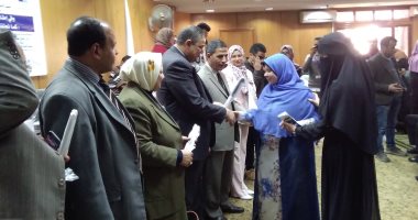 صور.. تكريم 30 طالبا "مبصر" تعلموا الكتابة بلغة برايل بكلية أداب كفر الشيخ