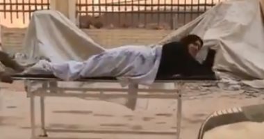 "رايح بيها على فين" شخص يصطحب زوجته على سرير مستشفى بالشارع