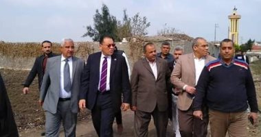 محافظ الشرقية يجرى زيارة مفاجئة بقرية العارين ومستشفى أبو كبير