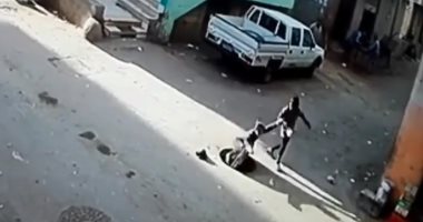 فيديو وصور .. طفلة تسقط فى "بالوعة" مفتوحة بمنطقة سكنية بالعمرانية