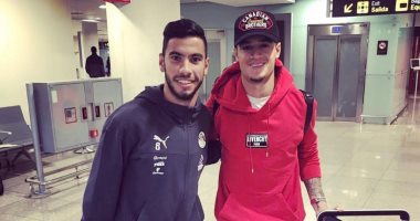 صور .. لاعبو المنتخب الأولمبى يلتقطون صورا تذكارية مع كوتينيو بمطار برشلونة