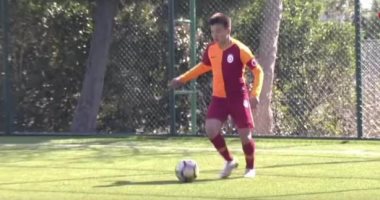 ناشئ يتعمد إهدار ركلة جزاء لعدم شرعيتها.. فيديو