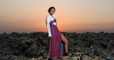 ما بين جمال التصميمات وقبح الواقع.. ماذا تفعل عارضات أزياء فوق القمامة؟