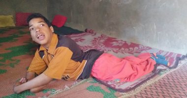 صور.. "سيد" مصاب بضمور بخلايا المخ ويعانى من شلل ويحتاج لكرسى كهربائى