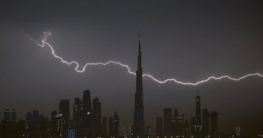 حمدان بن راشد يسجل لحظات البرق والرعد فى سماء دبى