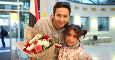 حمادة هلال يخرج من لوكيشن التصوير من أجل أطفال مستشفى الأورام