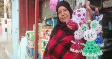 فيها حاجة حلوة.. جامعيتان ووالدتهن يصنعن أشغالا يدوية من الخرز ببنى سويف