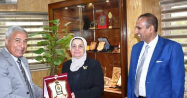 محافظ أسوان: نسعى لتحقيق جودة التعليم بالمناطق النائية
