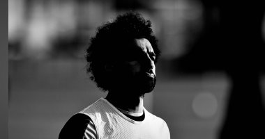 بالأبيض والأسود.. محمد صلاح يستعد لمباراة توتنهام هوتسبير 