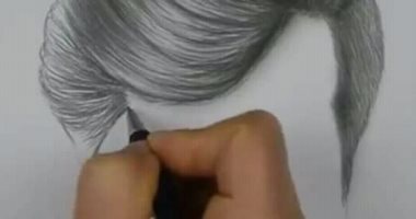 سبيه يشخبط على الورق.. إبراهيم تلميذ فى ابتدائى يعشق الرسم بالفحم والرصاص