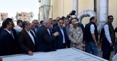 صور.. رئيس الحكومة يوجه بتوفير الإمكانات والآلات اللازمة لتطوير محالج القطن