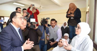 صور.. رئيس الوزراء لطالبات الصف الأول الثانوى: "نسلحكن بأدوات العصر الحديثة"