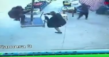 "جه يثبتها طار معاها".. رجل يطير مع مظلة فى عاصفة بتركيا.. فيديو وصور