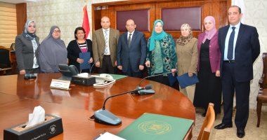 وزير التنمية المحلية يكرم الأمهات المثاليات بالوزارة