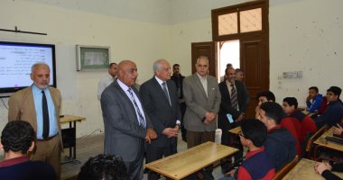 محافظ الجيزة يشهد الاختبارات التجريبية على التابلت بمدرسة السعيدية الثانوية
