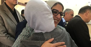 صور.. طالبة ثانوى لوزيرة الصحة: ممكن اسلم عليكي واتصور معاكي