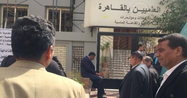 صور.. بعد منعه من دخول النقابة.. نقيب العلميين يعقد اجتماع فى "الشارع" 