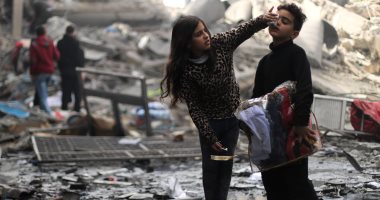 صورة اليوم.. لا تبكى يا صغيرى وانظر نحو السماء