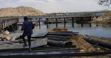صور.. رى أسوان تنفذ عملية إنشاء شبك أعشاب أمام محطة الصعايدة بإدفو