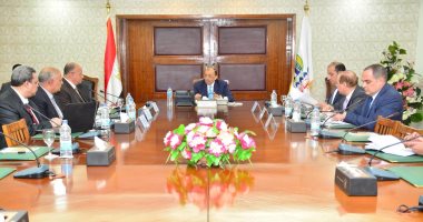 وزير التنمية المحلية يوجه بتحويل أسوار جراجات النقل العام لمحلات تجارية