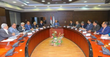 وزير النقل يعقد اجتماعا مع رؤساء شركات الطرق لبحث معدلات تنفيذ المشروعات 