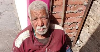 "إحنا معاك".. قارئة تشارك صورة لمسن بلا مأوى فى السيدة زينب