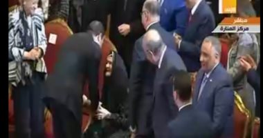 الرئيس السيسى يحقق أمنية الحاجة فهيمة أكبر معمرة بالشرقية ويقبل رأسها
