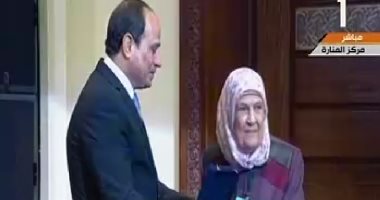السيسى يمنح الأمهات المثاليات وسام الكمال من الطبقة الثانية