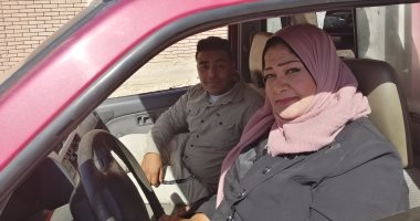 صور.. حاصلة على ليسانس آداب تقود سيارة ربع نقل لإعالة أسرتها بسوهاج