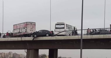 أوناش المرور ترفع حطام حادث تصادم 3 سيارات بالطريق الدائرى اتجاه المعادى