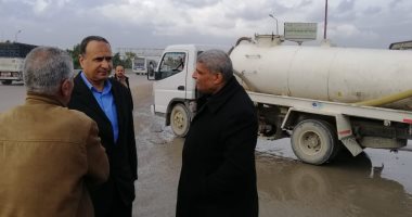 صور.. رفع تراكمات مياه الأمطار بطريق استاد برج العرب قبل بدء مباراة القمة