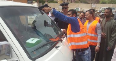 صور.. مرور الأقصر تركب الملصق الإلكترونى للمركبات بمرور إسنا والبر الغربى