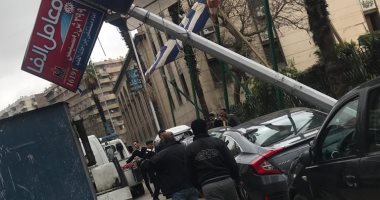قارئ يرصد سقوط عمود إنارة على سيارة بمنطقة العباسية