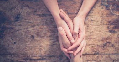 تشابك اليدين مع صديق أو حبيب له فوائد كثيرة.. لازم تعرفهم