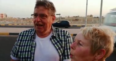 سائح ألمانى بالغردقة: لا نعرف الأهلى والزمالك.. و"مو صلاح" ماركة مسجلة 