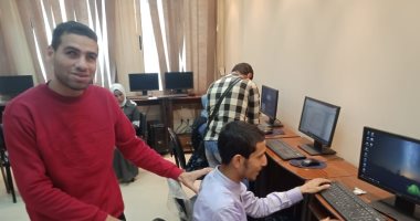 صور.. كفيف يهزم الإعاقة ويصبح مدرب كمبيوتر للمبصرين وذوى الاحتياجات الخاصة.. عبد النبى: خطأ طبى أفقدنى بصرى ولم أستسلم للإعاقة.. ويؤكد: اعتمدت على نفسى كثيرا فى التعلم عن طريق الإنترنت حتى أصبحت مدربًا