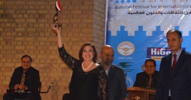 شاهد.. لحظة تكريم إلهام شاهين فى مهرجان بابل للثقافة والفنون.. فيديو وصور