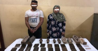 صور.. بيع الكنوز الأثرية أون لاين.. شاب يعلن عن بيع الآثار عبر فيس بوك.. وإحباط محاولة "حلاق" تهريب 79 قطعة أثرية نادرة.. وضبط 7 قطع بحوزة اثنين بالفيوم.. خبراء: الضربات الأمنية تتصدى للعابثين بالحضارة