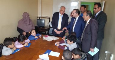 صور.. محافظ الجيزة يوزع مساعدات مالية على 85 مسن وطفل بدور الرعاية