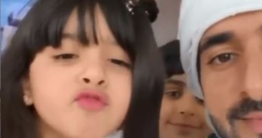 مدلعهم كلهم.. ولى عهد دبى بيلعب ويتصور مع أطفال العائلة ..فيديو وصور