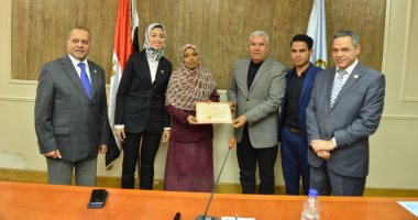 استجابة للأهالى.. محافظ مطروح يكرم طبيبة بمستشفى الأطفال لتفانيها فى العمل 